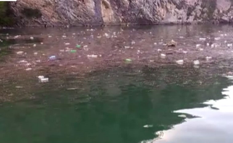 Ndotje skandaloze në liqenin e Komanit, habit kryebashkiaku: I pastrojmë kur mbërrijnë te diga