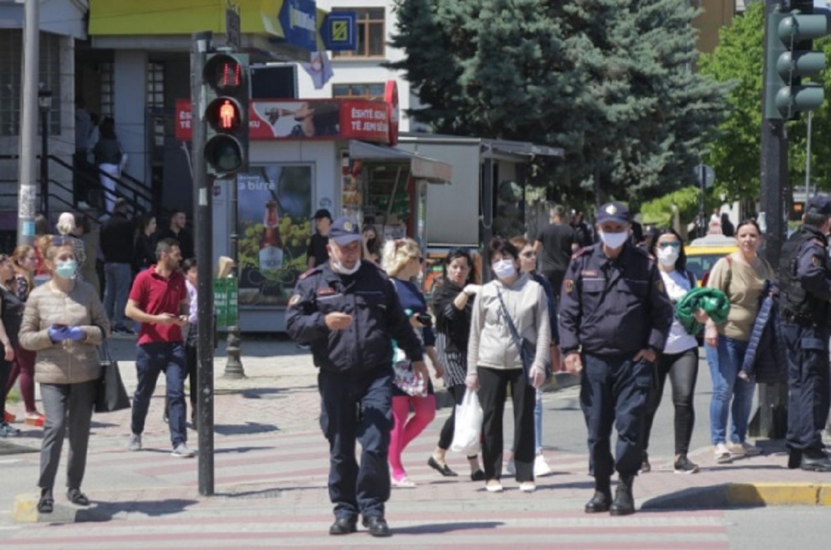 Vijon “zhvatja” e shqiptarëve/ Policët me hundë jashtë gjobisin qytetarët pa maskë