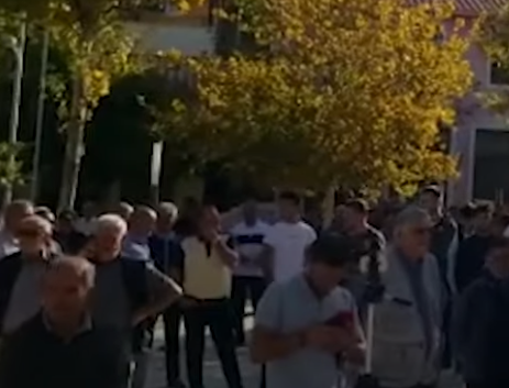 Të zhgënjyer banorët e Selenicës ngrihen në protestë, kundërshtojnë anulimin e lotit të 4 për rrugën e “Lumit të Vlorës”