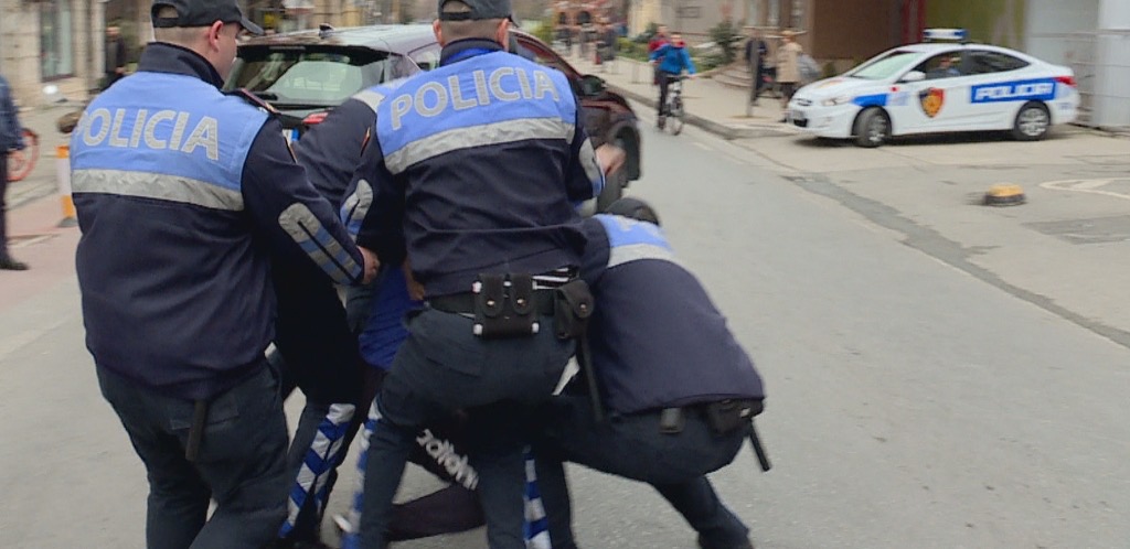 Qytetari denoncon policin me emër e mbiemër! Nxjerr pamjet e dhunës: Shefi i policisë e goditi me sa kishte fuqi në trup