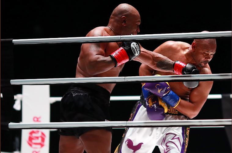Mike Tyson rikthehet në ring në moshën 54-vjeçare, godet kundërshtarin si në kohët e arta
