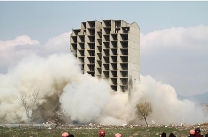 E pabesueshme/ Ndërtesës i vendoset eksploziv 260 kg dhe nuk rrëzohet