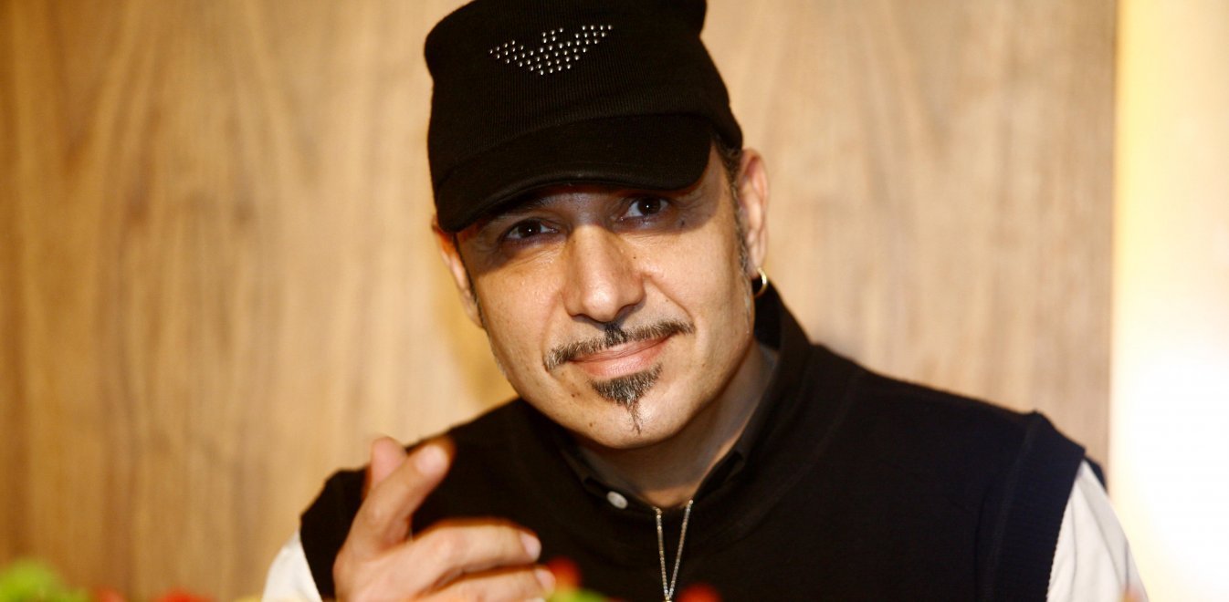 Iu gjet ‘mall’ dhe një armë në makinë, arrestohet këngëtari i njohur Notis Sfakianakis