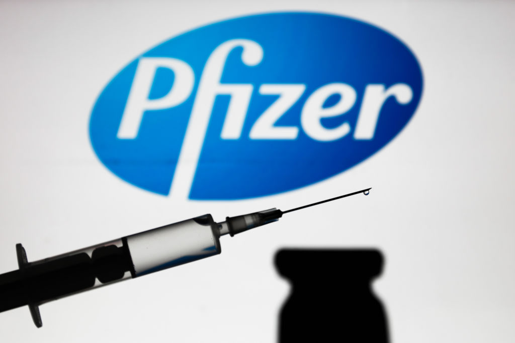 Covid-19/ Pfizer nis vaksinimin, kryhet injektimi i parë në SHBA