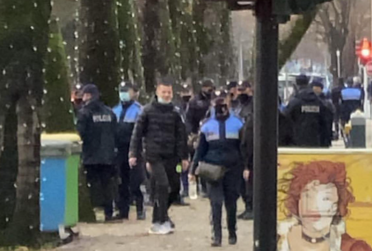 Pushteti i tmerruar në palcë nga forca e Popullit! Policia dhe autoblindat rrethojnë kryeqytetin