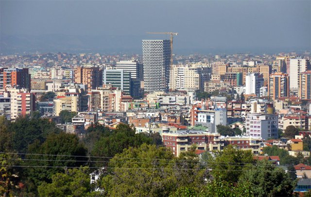 Çmimet në stratosferë! Një çifti i duhen 15-20 vjet kursime për të blerë një apartament në periferi të Tiranës