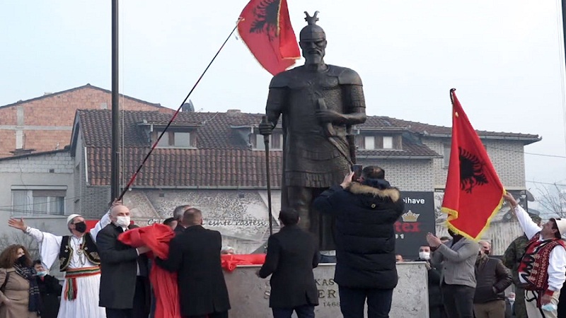 Skulptori i shtatores në Prizren: Nuk ishte qëllimi të provokoj, përveçse luftëtar, Skënderbeu ka qenë edhe diplomat!