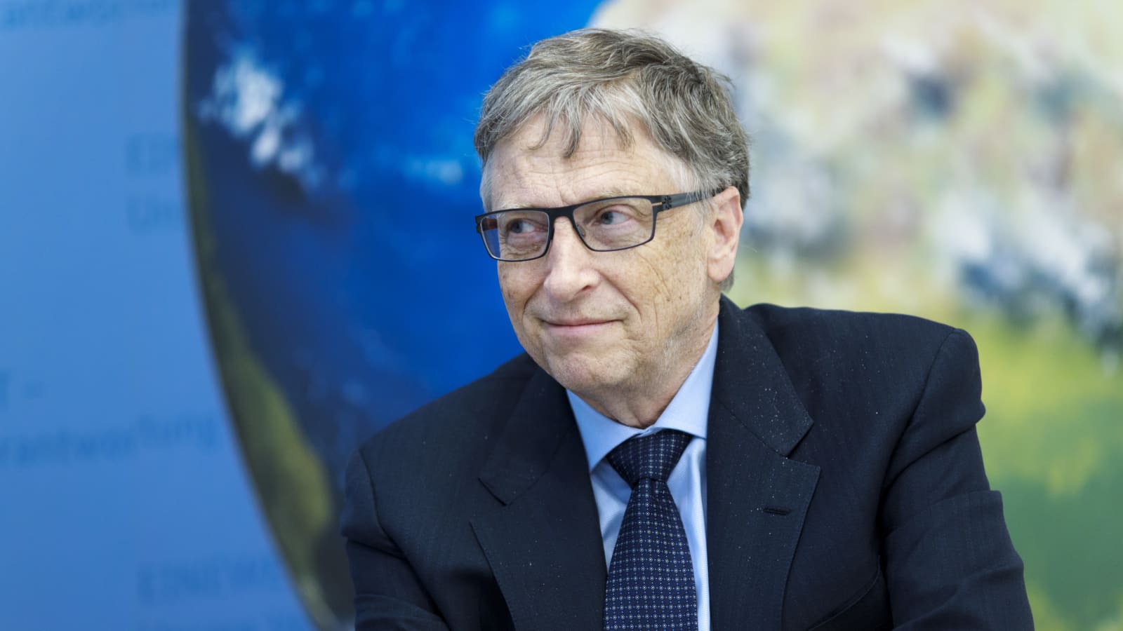 Bill Gates merr dozën e parë të vaksinës kundër Covid
