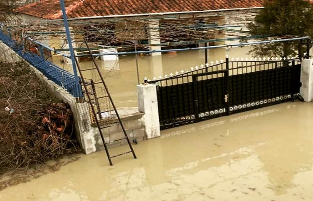 Përkeqësohet situata e përmbytjeve në Sukth, evakuuohen tre familje
