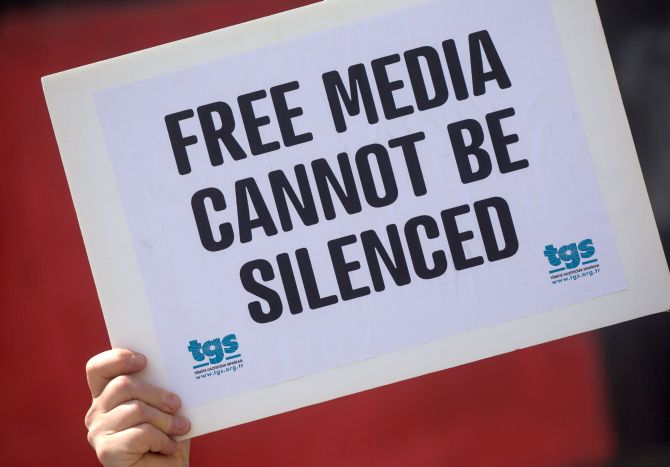 Gazetarët po rrezikohen nga gjuha e partive politike në Kosovë