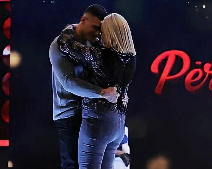 Tea dhe Bearti nuk ndalen/ Shfaqen dorë për dore në kafene!