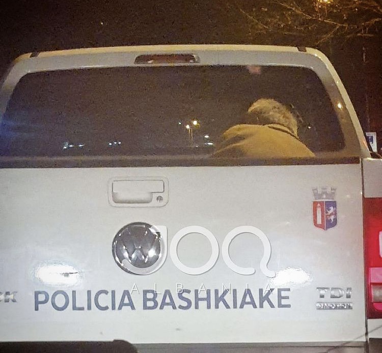 Temperatura -1 gradë celsius në Tiranë, qytetari: Plaku po dridhet në karrocerinë e policisë së Lali Lekut