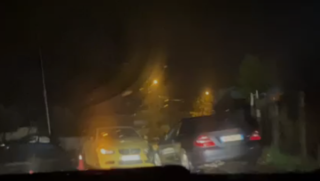 Sfiduan motin e keq dhe bënë gara, automjetet përplasen kokë më kokë