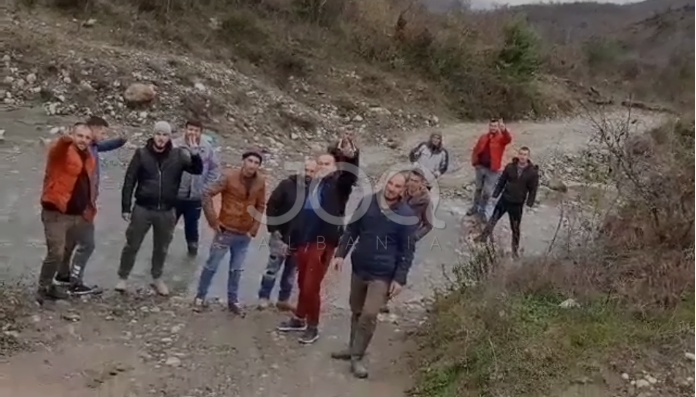 Elbasan/ Për të shkuar në shkollë, fëmijët rrezikojnë jetën në përroin e fshatit, qytetarët: Rama ik!