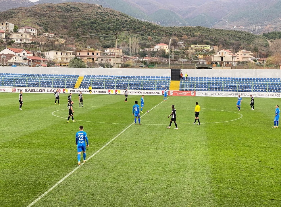 Rikthehet dhuna në futbollin shqiptar, rrihet arbitri në Laç