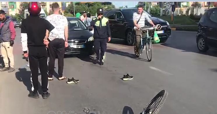 U përplas bashkë me gruan tek vijat e bardha, vdes në spital burri nga Fieri