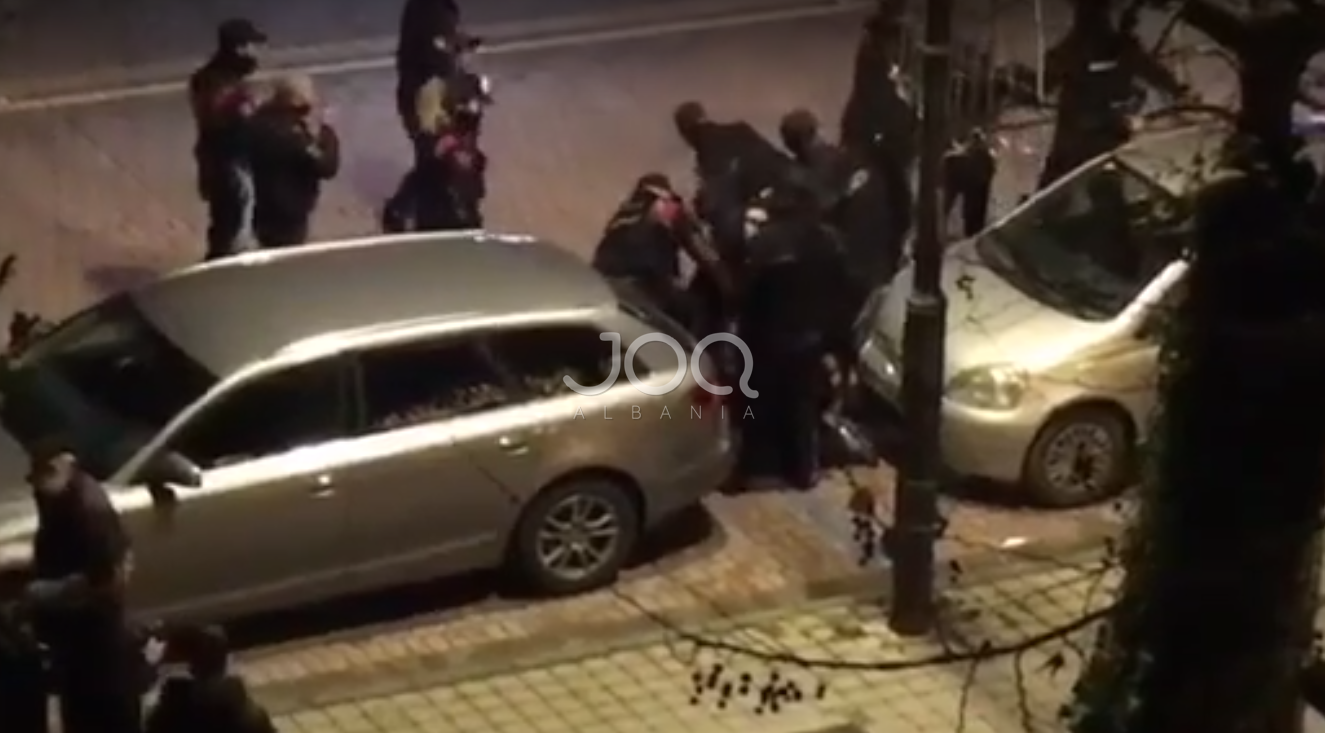Përplasjet dhe arrestimet në derbin e Tiranës/ Fanatics: Nuk keni prova, lironi tifozët
