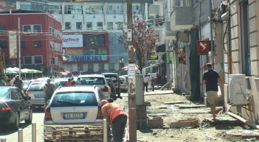 Rrugët e Durrësit ende në rehabilitim/ Qytetari: I bëjnë e pas 1 viti i prishin prapë, pse t’i paguajmë ne?