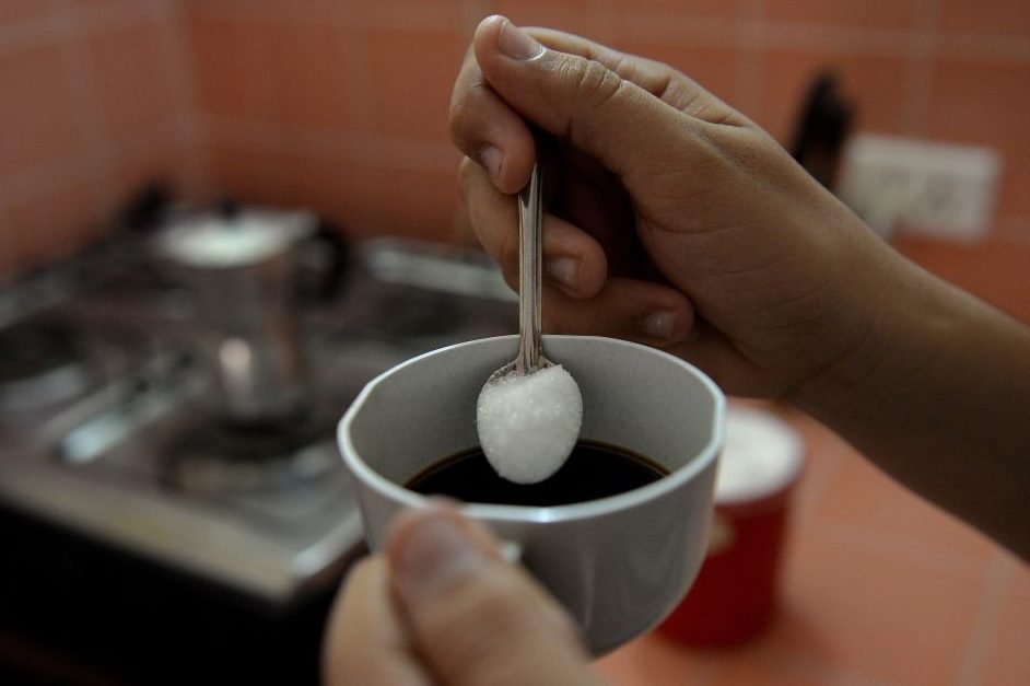 Gruaja ‘kapet mat’ nga kamera, filmohet duke i hedhur helm në kafe të shoqit