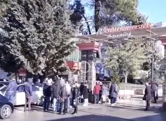 Qytetarët në radhë për t’i dërguar ushqimin familjarëve tek “Shefqet Ndroqi”, i riu: Dr. Perlati s’e rr*an fare!