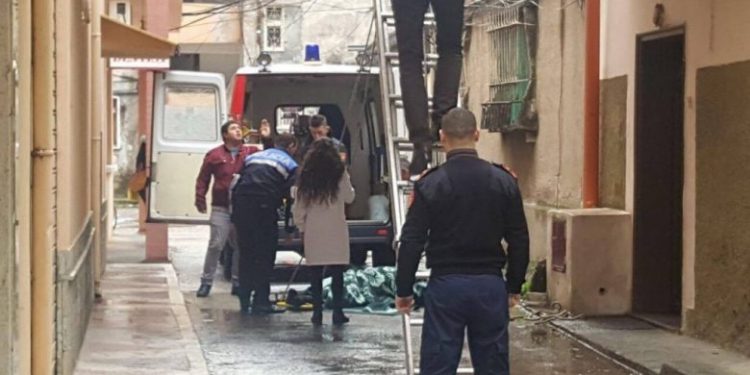 Po punonte në shtëpi/ 60-vjeçari bie nga kati i dytë, humb jetën në vend