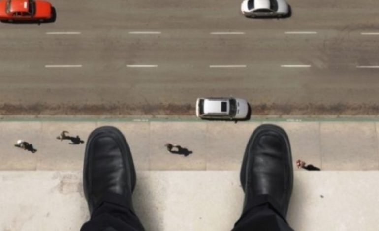 Vetëhidhet nga pallati i tij, ndërron jetë 37-vjeçari