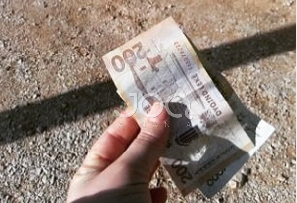 Personazhi i vitit 2021! Qytetari gjen 12 mijë lekë të vjetra në rrugë: Prsh JOQ, gjeta këto para, kujt i kanë humbur?