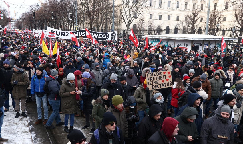 Qeveria tha se do shtrëngonte masat ndaj Covid/ S’përmbahen vjenezët, mbi 10 mijë qytetarë në protestë