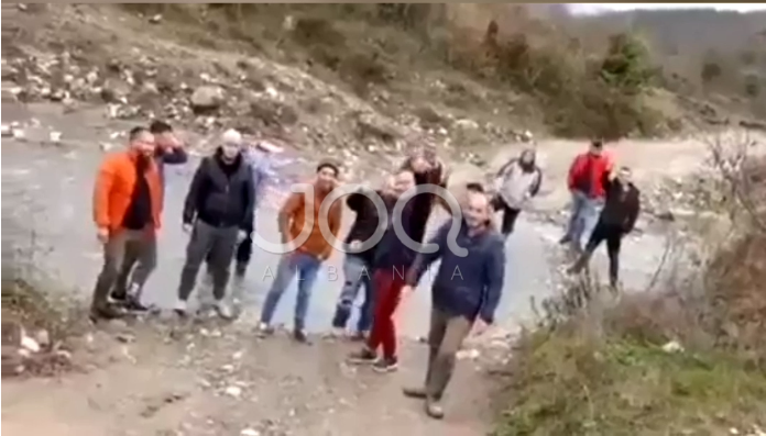 Banorët e Elbasanit në protestë për rrugët e pashtruara: Rama ik!