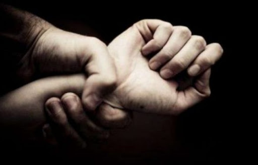 Pretendoi se u dhunua nga dy meshkuj në hotel, mjeku nuk gjen shenja dhune