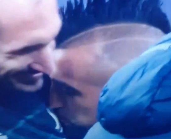 Gjesti që zhvlerësoi golin, Vidal puthi stemën e Juventusit