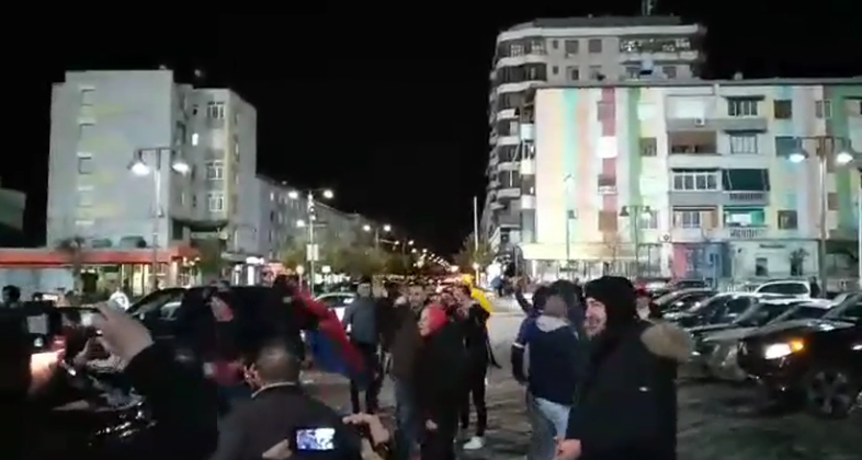 Vllaznia fiton sërish/ Shkodranët nisin festën, mbushin rrugët e qytetit