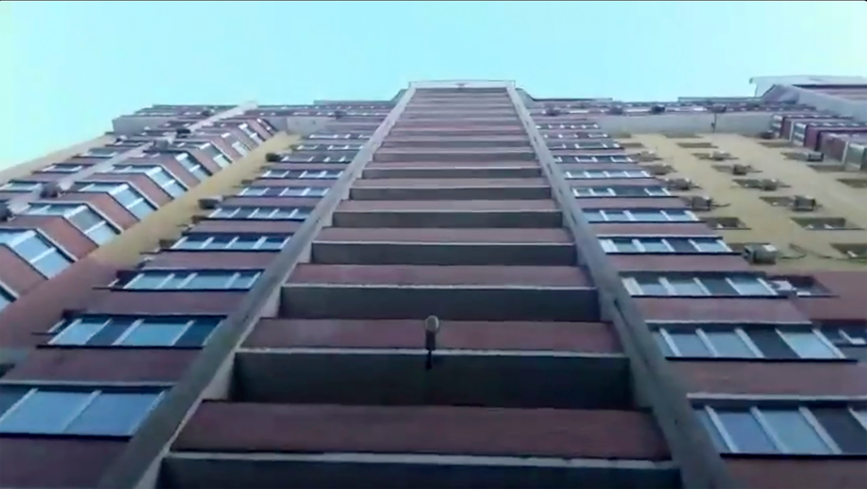 Menduan se mund të fluturonin/ Dy vajza 12-vjeçare hidhen nga kati i 17-të, ndërrojnë jetë në vend