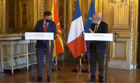 Ministri i Jashtëm i Francës i aplaudon Bujar Osmanit gjatë pres konferencës në Paris
