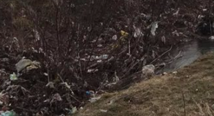 Krim mjedisor, Lumi Sitnica pas vërshimeve e mbuluar plot me mbeturina!