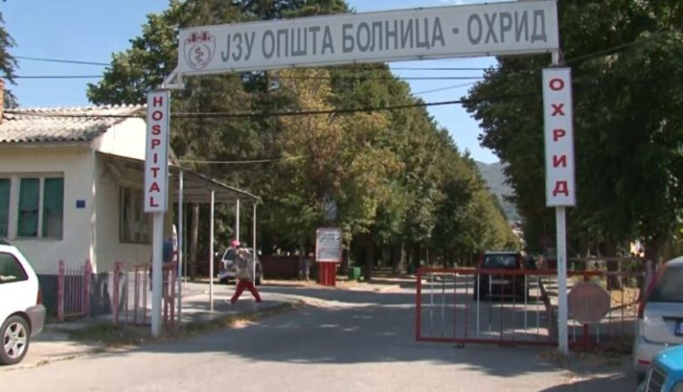 U vaksinua pa radhë, shkarkohet sekretari i Spitalit të Ohrit