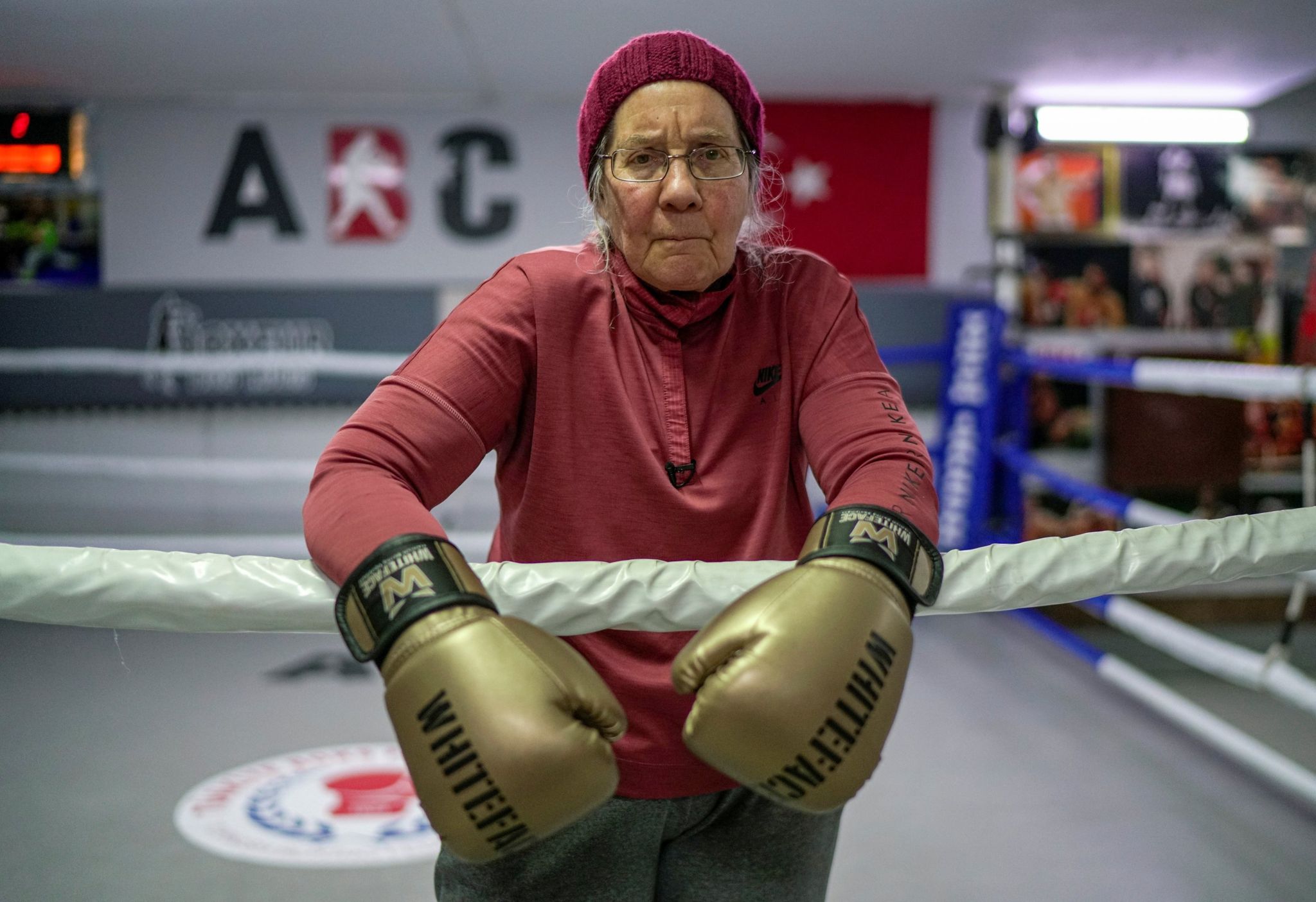 Për t’u habitur/ 75-vjeçarja me ‘Parkinson’ praktikon sportin e boksit për të mposhtur sëmundjen