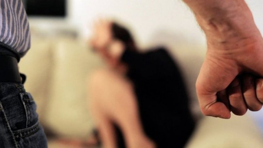 “Do rri me burrin, duhet të ndahemi”/ 28-vjeçarja përfundon në spital pasi e rrahu i dashuri