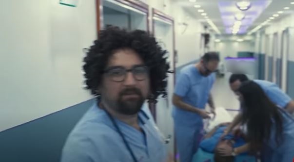 “Doktor rryshfet”/ Humbi të atin tek Infektivi, djali bën parodi me korrupsionin në spital