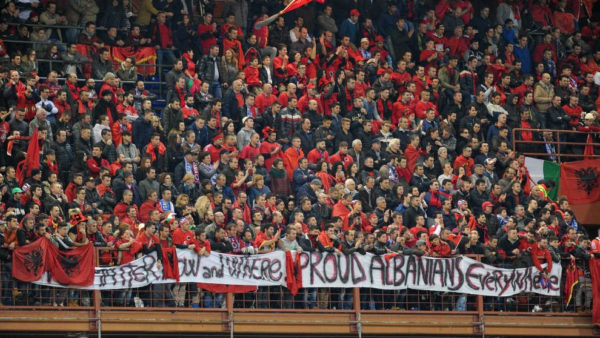 UEFA lejon rikthimin e tifozëve në stadiume!