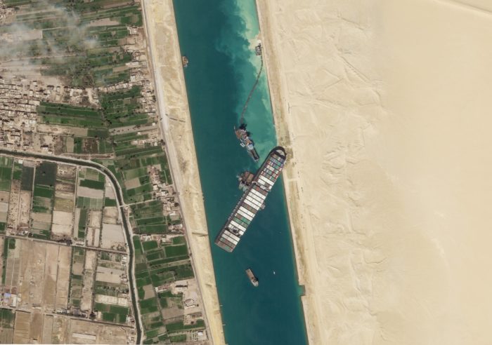 “Ever Given” bllokoi trafikun detar/ Egjipti sekuestron anijen dhe kërkon dëmshpërblimin marramendës