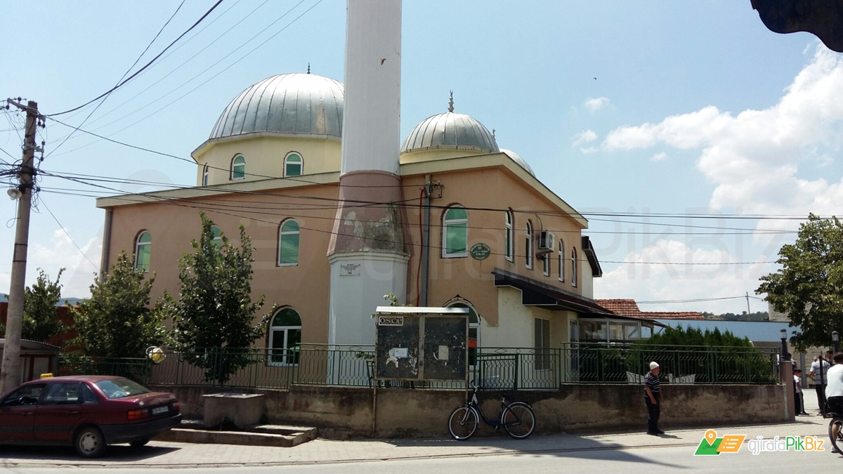 Gjobitet Imami i Kamenicës pasi lejoi shumë besimtarë të futen në xhami