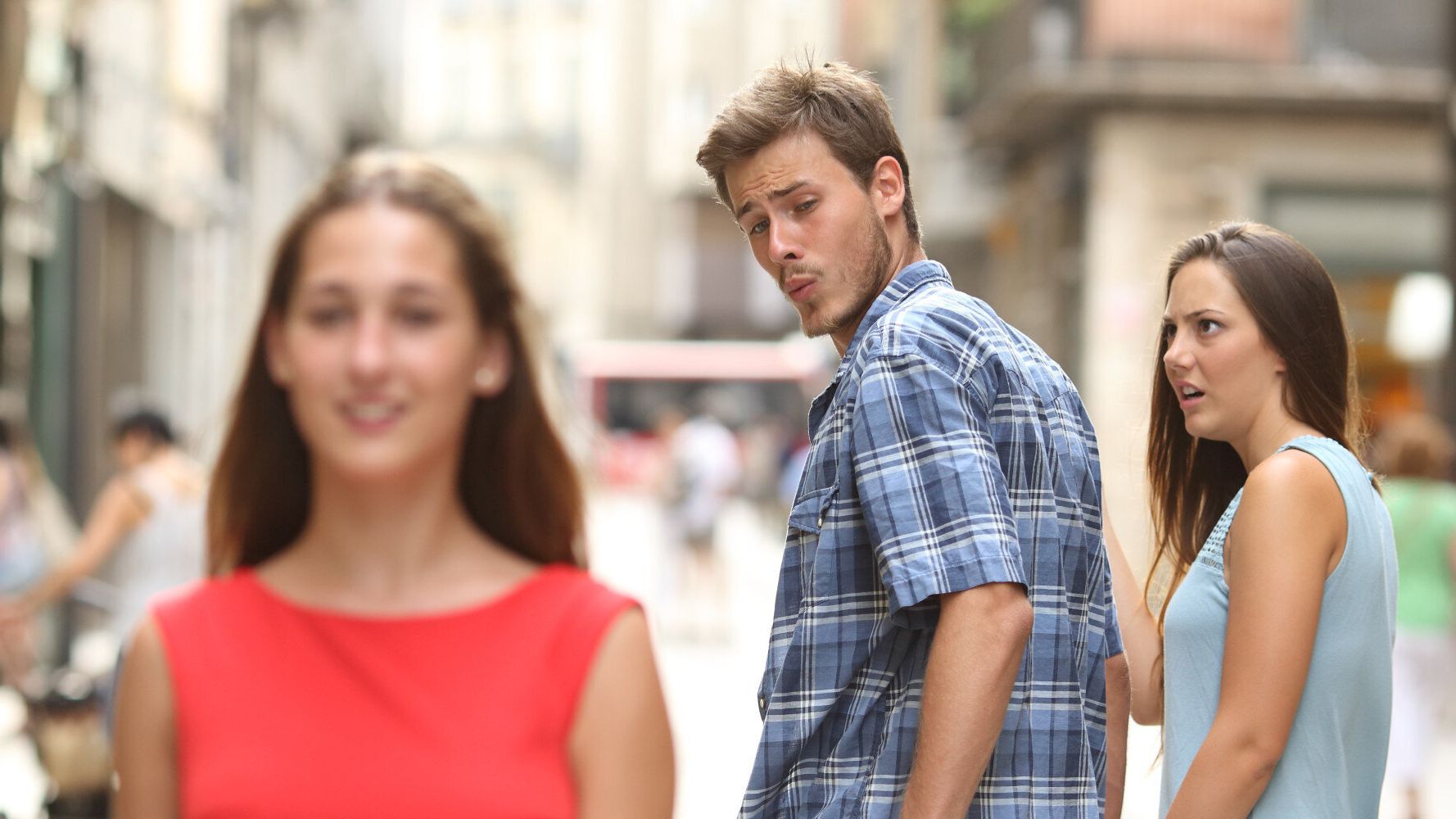 Mbante 35 të dashura në të njëjtën kohë, 39-vjeçari e pëson keq kur gratë bëhen bashkë