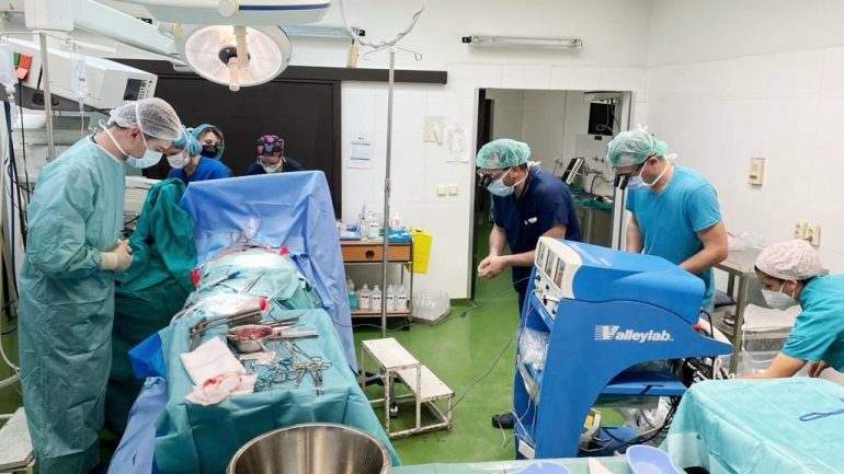 Mjekët u përulën para trupit të vajzës, zemra e së cilës u transplantua te 27 vjeçari