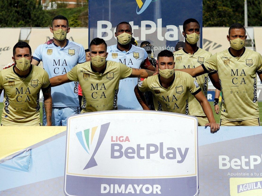 Ndeshje historike në Kolumbi! Ekipi luan me 7 lojtarë dhe skemë “2-1-2-1” me dy portierë