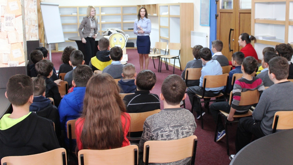 Skandaloze! Në shkollat e Maqedonisë mësohen tekste që fyejnë shqiptarët