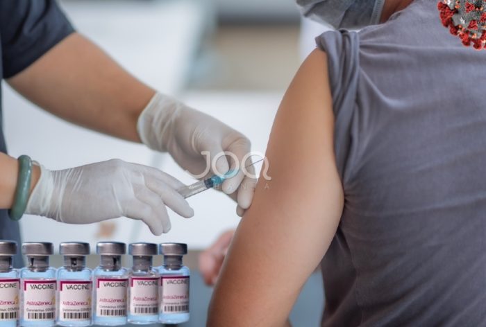 Ekspertët: Gratë nën 40 vjeç përjetojnë më shumë efekte anësore pas vaksinës COVID