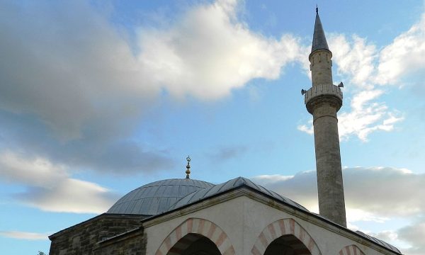 U thirr ezani gabimisht, besimtarët bënë iftar pesë minuta para kohës