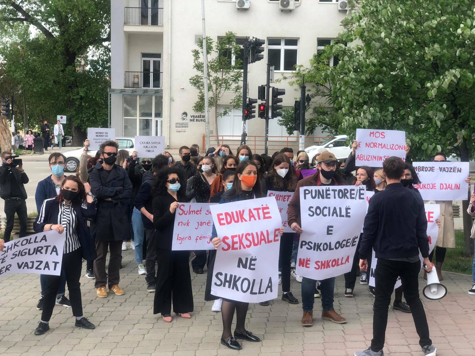 Protestohet kundër ngacmimit seksual që iu bë të miturës në Prishtinë