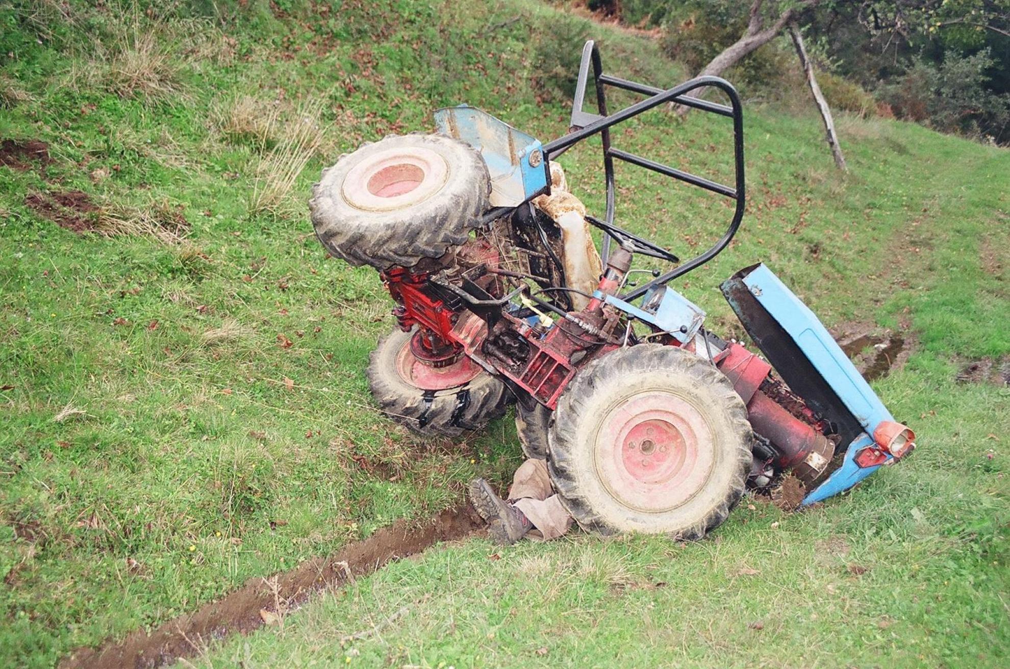 U rrokullis me traktor, vdes një person në Mitrovicë